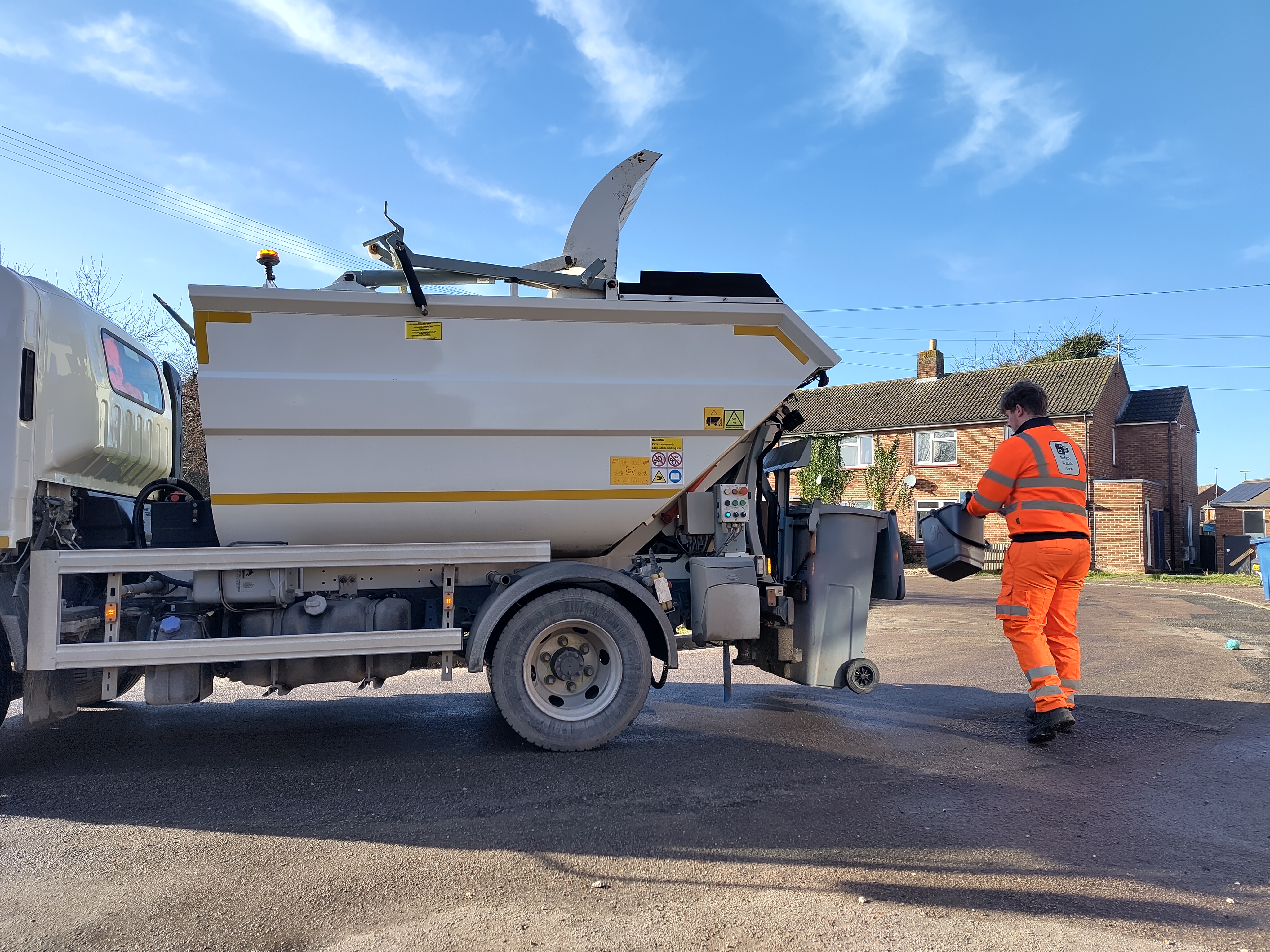 Food waste recycling is being rolled out to more than 23,000 additional homes across Cambridge City and South Cambridgeshire .